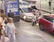 Samsun’da Yaşlı Kadın İle Torununa Otomobilin Çarptığı Anlar Kamerada