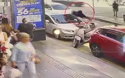 Samsun’da Yaşlı Kadın İle Torununa Otomobilin Çarptığı Anlar Kamerada