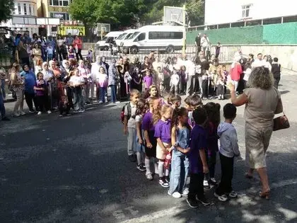 Okula Başlayan Miniklerin İlk Gün Heyecanı