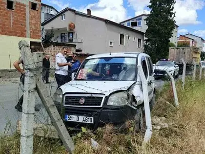 Direksiyonda Rahatsızlanan Genç Dolmuş Sürücüsü Mezarlığın Tel Örgüsüne Çarptı
