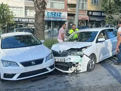 Kontrolden Çıkan Otomobil Karşı Şeritte Başka Bir Araçla Çarpıştı: 2 Yaralı