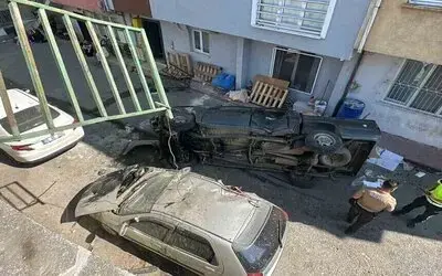 Pikap 5 Metreden Sokağa Uçtu: 2 Yaralı