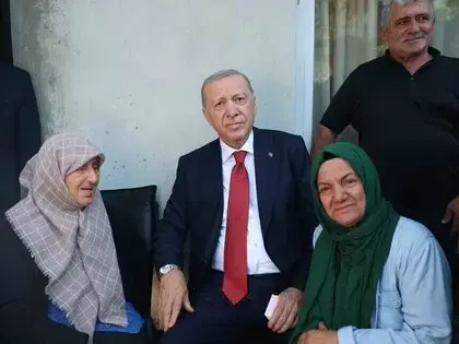 Cumhurbaşkanı Erdoğan Rize’de Komşularını Ziyaret Etti