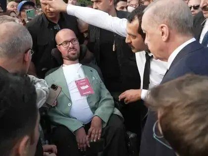 Cumhurbaşkanı Erdoğan’dan Engelli Gence Duygulandıran Jest: Otobüsü Durdurup Yanına Gitti