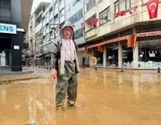 Rize’de Pazar İlçesinde Sel Suları Çekiliyor, İş Yerlerinde Temizlik Çalışmaları Başladı