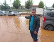 2 Gün Önce Aldığı Aracının Sular İçinde Kaldığını Görünce Büyük Üzüntü Yaşadı
