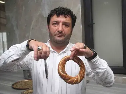 Bu Da Hamsili Simit: "Balık Ekmek Oluyor Da Balık Simit Neden Olmasın"