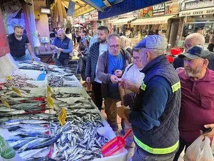 Kiloluk Palamut 90 TL’ye Düşünce Vatandaş Tezgahlara Akın Etti