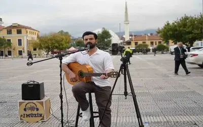 Sokak Sanatçısı Meydana Renk Katıyor