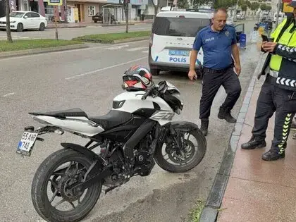 Otomobile Çarpan Motosiklet Sürücüsü Yaralandı