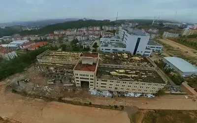 Boyabat’ta Eski Hastane Binasının Yıkımına Başlandı