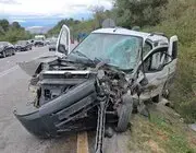 Otomobil İle Hafif Ticari Araç Kafa Kafaya Çarpıştı: 2 Yaralı