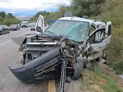 Otomobil İle Hafif Ticari Araç Kafa Kafaya Çarpıştı: 2 Yaralı