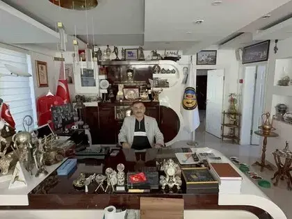 Başkanın Makam Odası Antikacı Dükkanını Aratmıyor