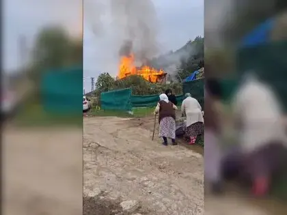 Ev Yangınını Gözyaşlarıyla İzlediler