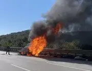 Seyir Halindeki Otomobil Alev Topuna Döndü