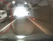 Motosiklet Sürücüsü Otomobillerin Arasında Kalmaktan Kıl Payı Kurtuldu