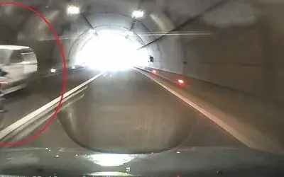 Motosiklet Sürücüsü Otomobillerin Arasında Kalmaktan Kıl Payı Kurtuldu