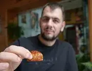 Acısız Yaşayamıyor: Tatlıya Bile Pul Biber Atıp Yiyor
