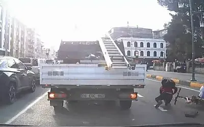 Elektrikli Bisikletle Araçların Arasından Geçerken Kaza Yaptılar