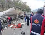 Balık Yüklü Kamyon Devrildi: 1 Ölü