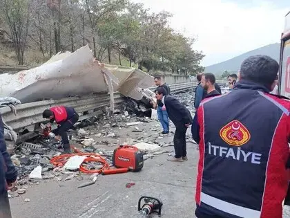 Balık Yüklü Kamyon Devrildi: 1 Ölü