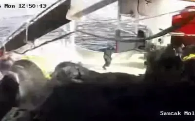 Balıkçı Teknesinde Bir Kişinin Ölümü İle Sonuçlanan Olay Anı Teknenin Güvenlik Kamerasına Yansıdı