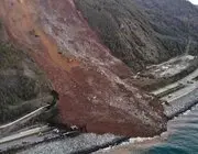 Karadeniz Sahil Yolu’nda Dev Kaya Tehlikesi