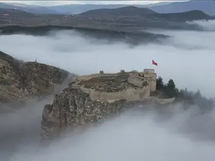 Tarihi Boyabat Kalesi Sis Denizinin Üzerinde Kaldı