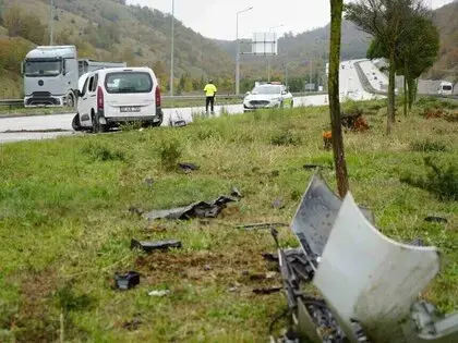 Samsun’da Hafif Ticari Araç Refüje Çıktı: 3 Yaralı