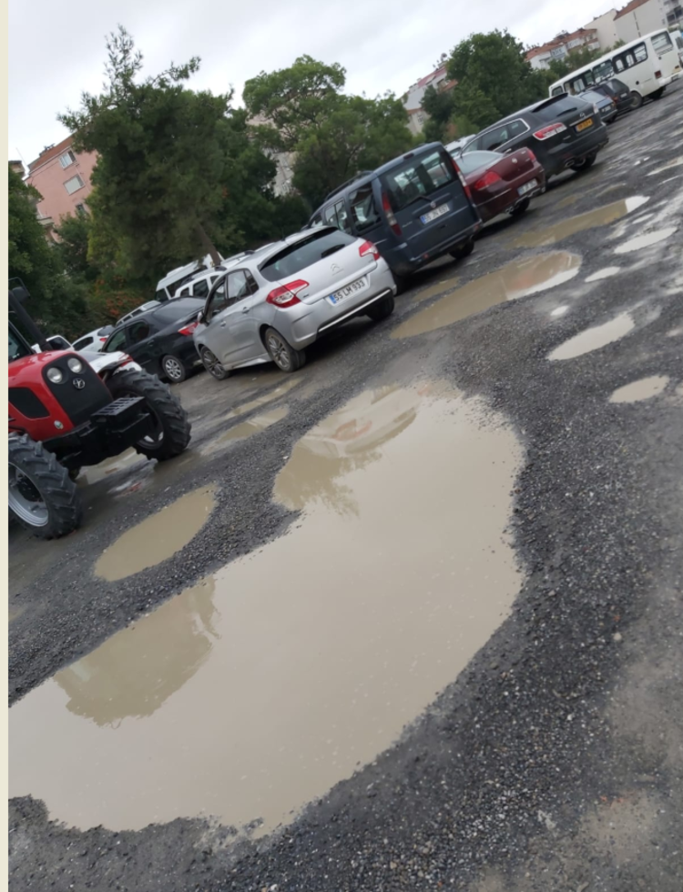 Belediyenin Bedava Otoparkı Çukur Tarlasına Dönmüş