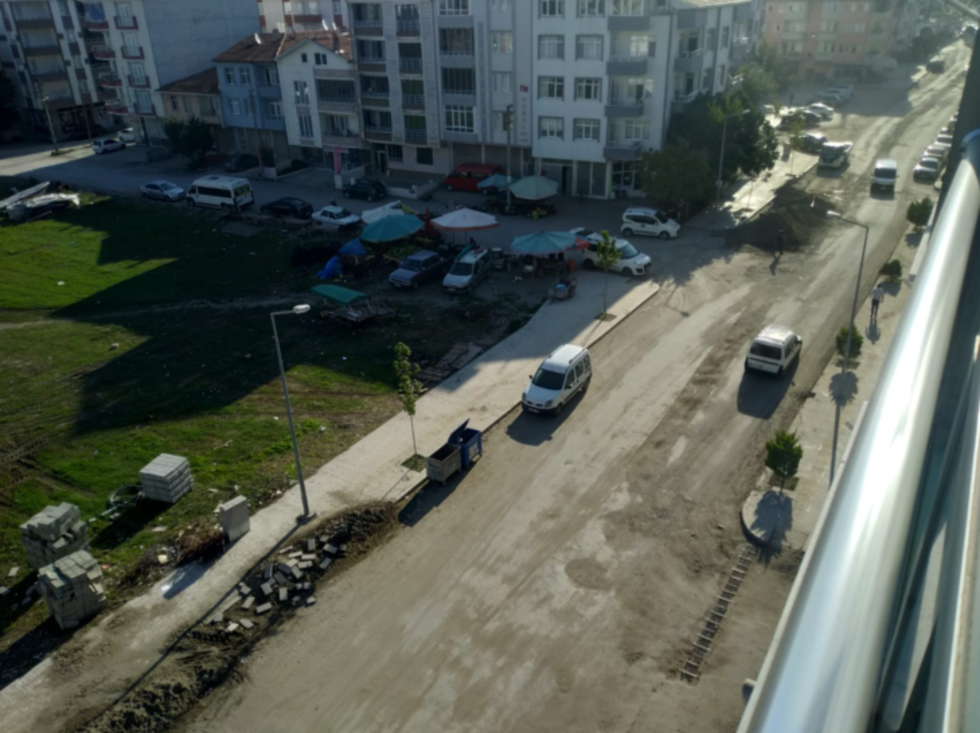 Yola Dökülen Kum Yağmur İle Caddeye Saçıldı!