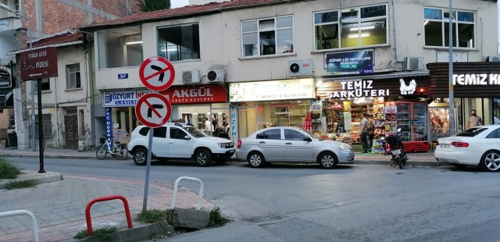 Bafra’da Şaşırtan Tabela: Sağa Sola Dönmek Yasak!