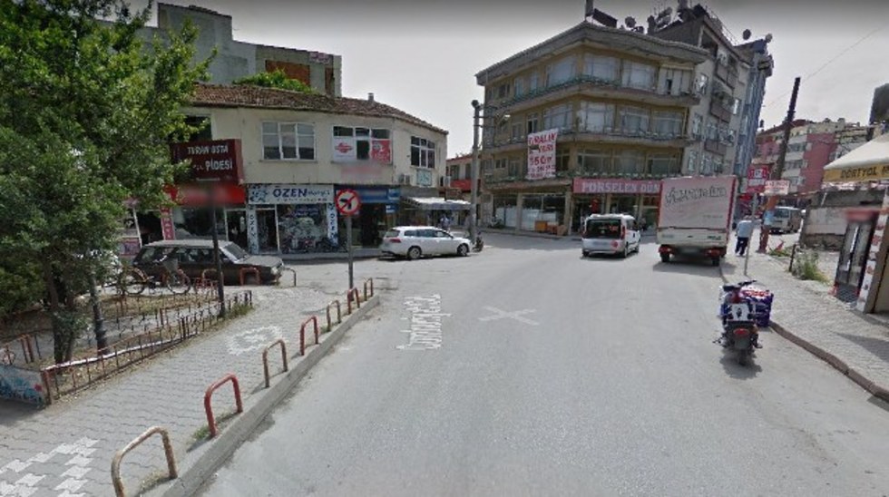 Bafra’da Şaşırtan Tabela: Sağa Sola Dönmek Yasak!