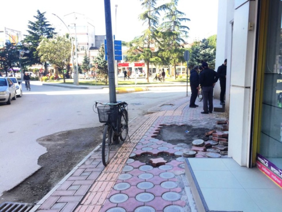 Bafra’nın Göbeğinde Bozuk Kaldırım