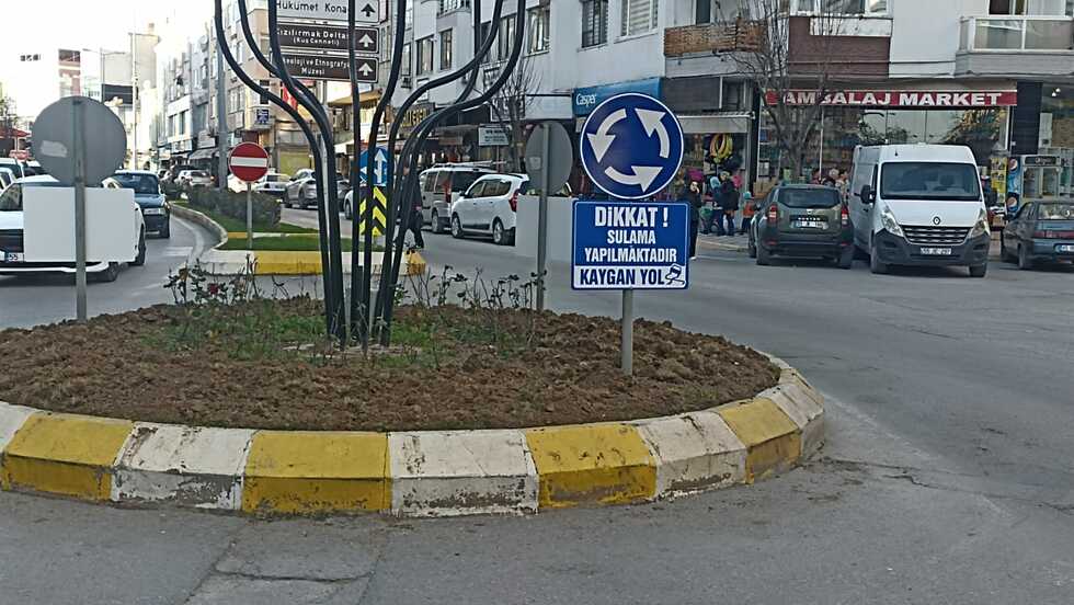 Bafra'da Trafik Adasında Uyarı Tabelaları