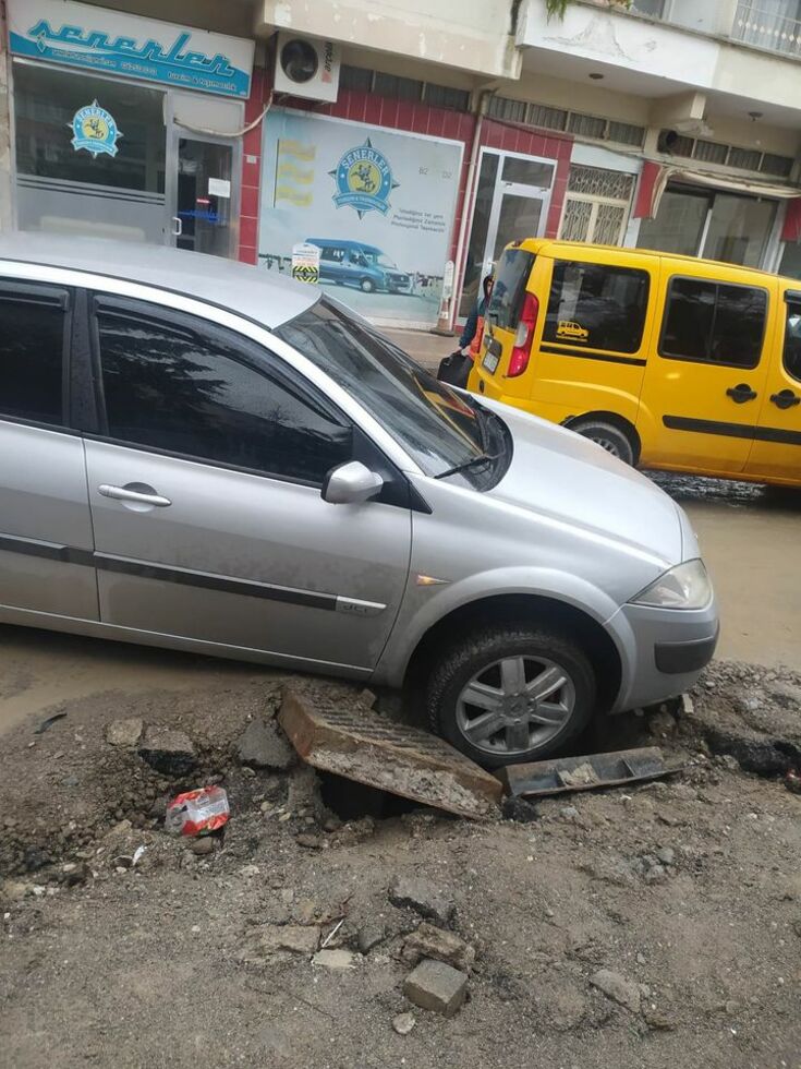 Otomobil Mazgal Çukuruna Düştü!