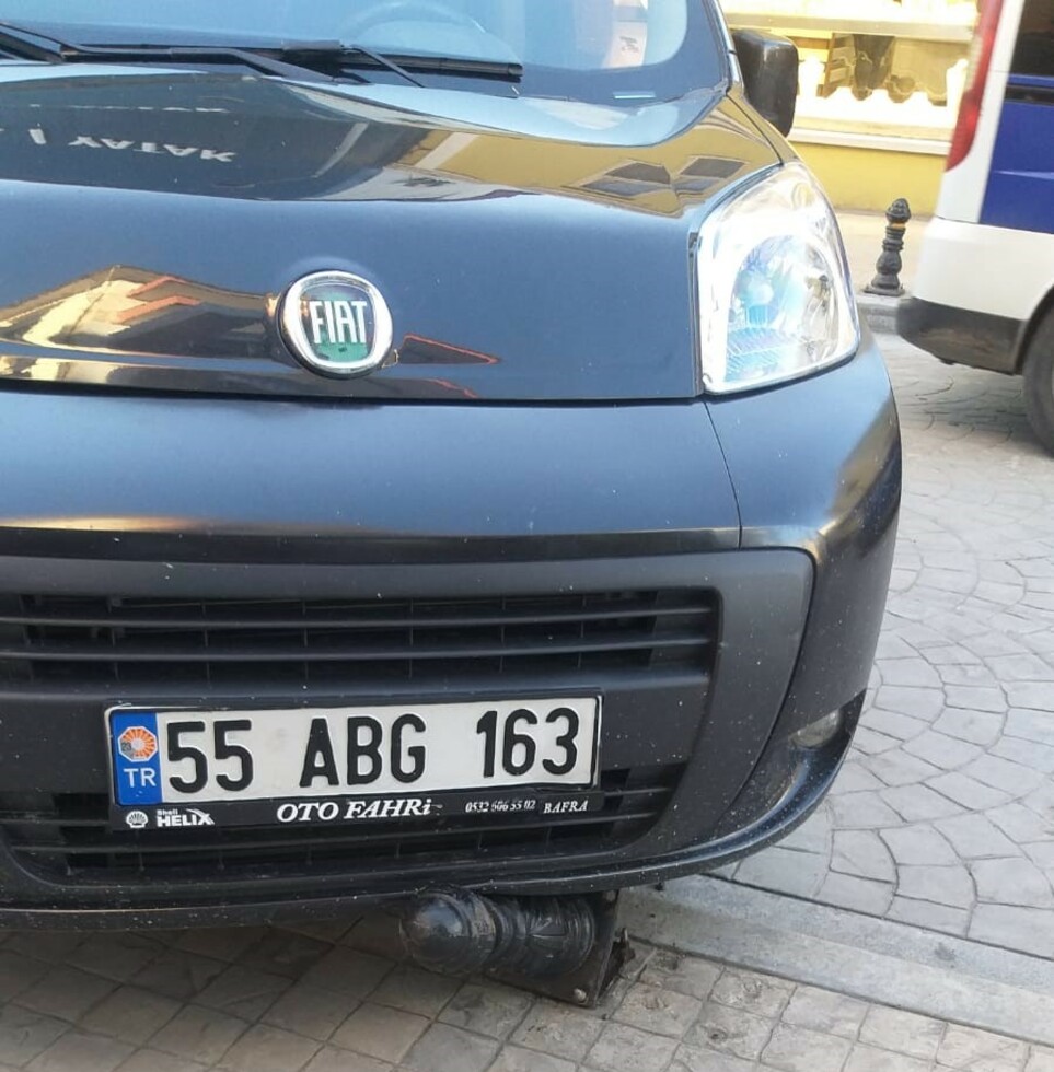 Yasaklı Yere Dikine Park Etti, Baba Direğini Kırdı Arkasına Bakmadan Gitti