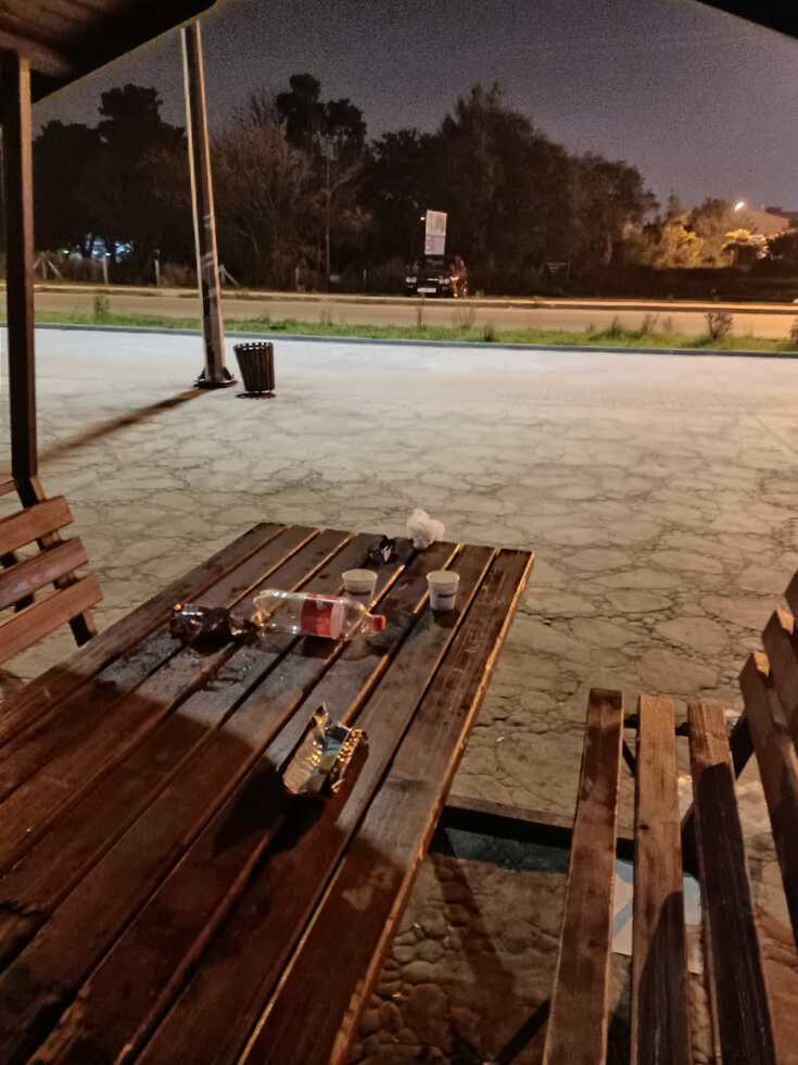 Çöplerini Çardakta Bırakıp Gittiler!