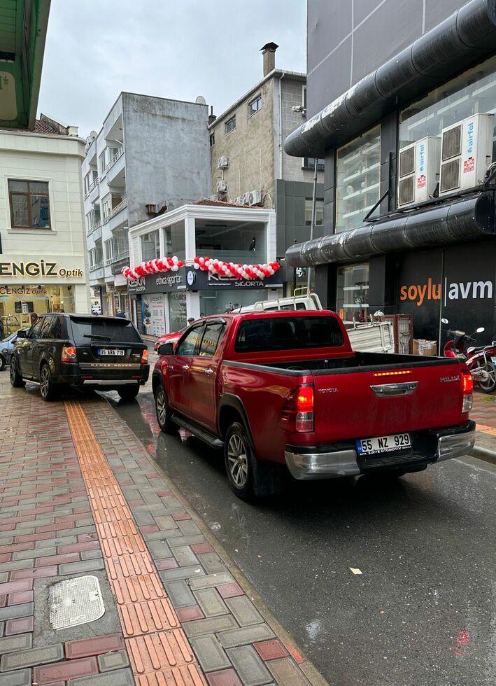 Her İki Kaldırıma Park, Trafiği Tıkadı