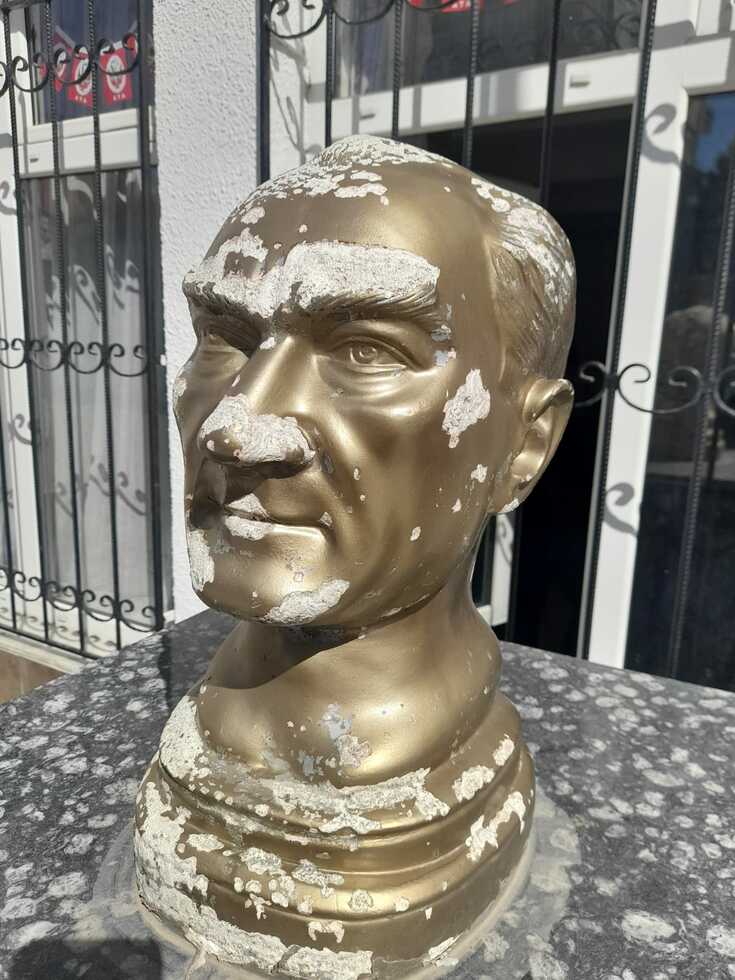 Atatürk Büstünün İçler Acısı Hali!