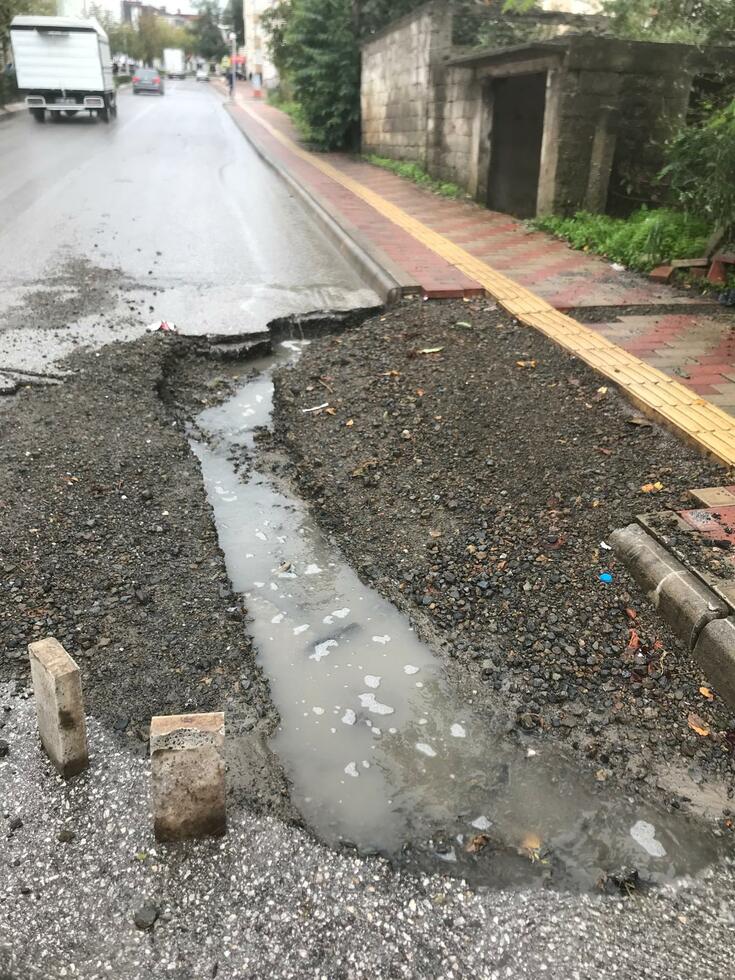 Motosiklet Sürücüsü Çukura Düşüp Yaralandı