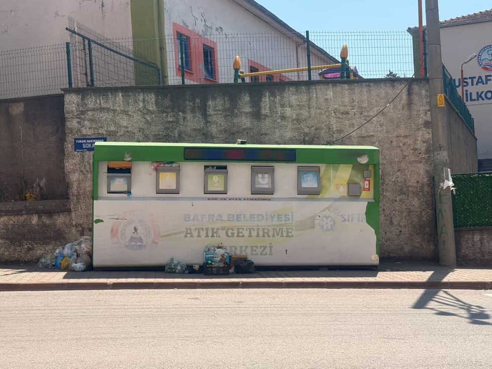 Geri Dönüşüm Noktası Boşaltılmayınca Atıklar Taştı